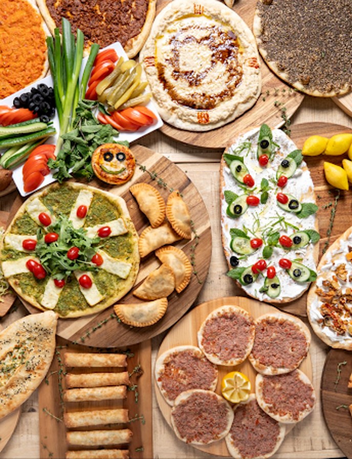 Assortiment de manakish et mezzés libanais