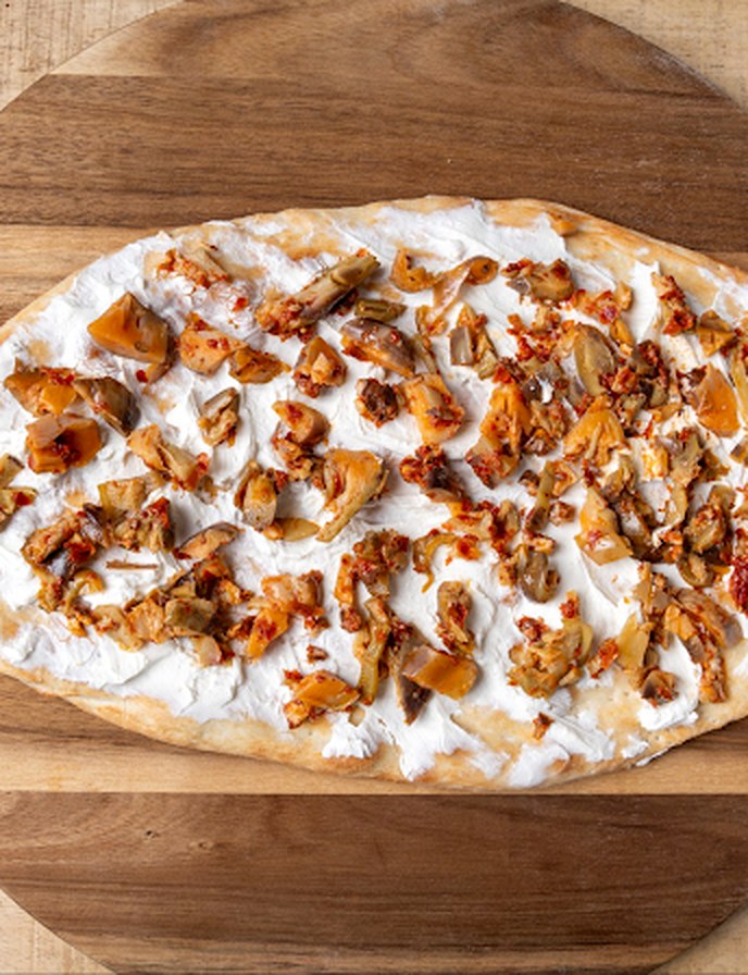 Manakish labné et champignons sur planche en bois